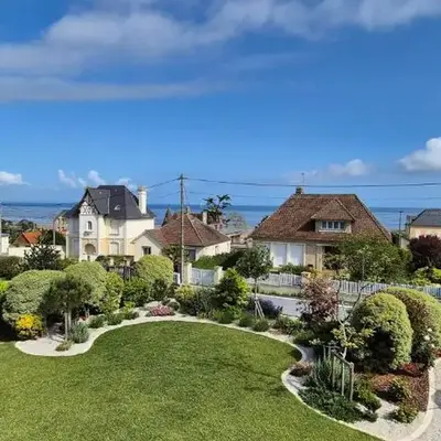 Maison de charme à Grandcamp-Maisy avec vue sur la mer.