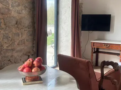 Télévision ou salle de divertissement dans l'établissement La Maison de Melman