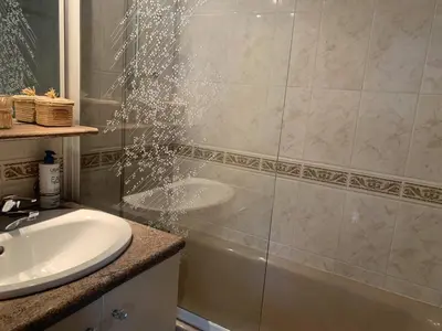 Salle de bains dans l'établissement Duplex à 100m de la plage, balcon et parking gratuit - 4 pers. - FR-1-465-108