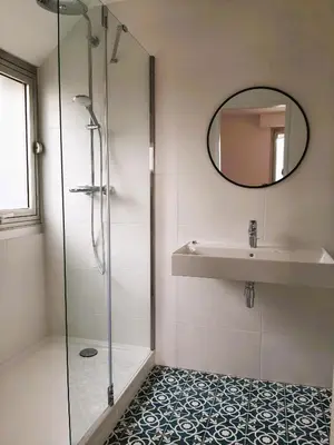 Salle de bains dans l'établissement La Belle du bois