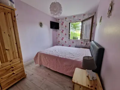Un ou plusieurs lits dans un hébergement de l'établissement Rez-de-jardin près de la mer