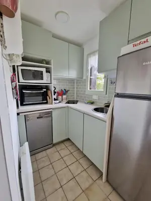 Cuisine ou kitchenette dans l'établissement Rez-de-jardin près de la mer