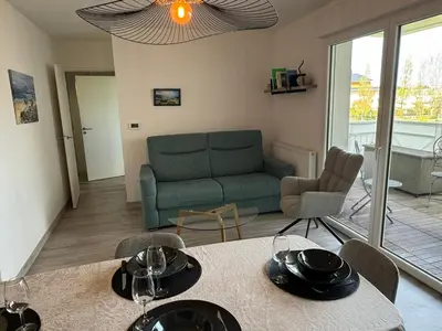 Coin salon dans l'établissement Charmant 2P avec balcon, proche plage et centre | Parking | Wifi | 4 pers | Cabourg - FR-1-487-365