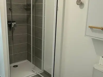 Salle de bains dans l'établissement Charmant 2P avec balcon, proche plage et centre | Parking | Wifi | 4 pers | Cabourg - FR-1-487-365