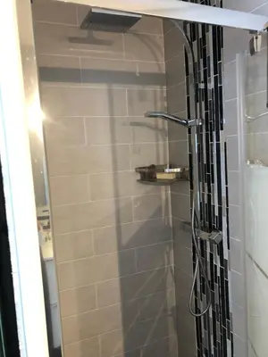 Salle de bains dans l'établissement Cocoloclouvigny