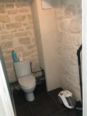 Salle de bains dans l'établissement Cocoloclouvigny
