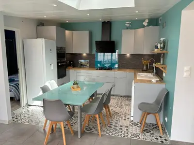 Cuisine ou kitchenette dans l'établissement Gîte accès direct à la plage du DDAY