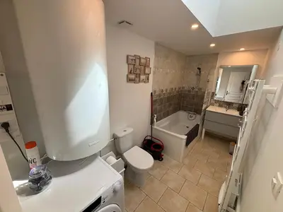 Salle de bains dans l'établissement Gîte accès direct à la plage du DDAY