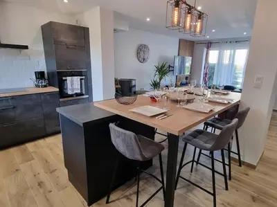 Cuisine ou kitchenette dans l'établissement La Tanière de la baie - Maison 6-8 pers