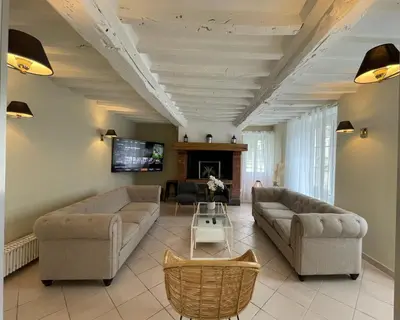 Coin salon dans l'établissement Maison de Léopold - gîte de groupe - 15 couchages