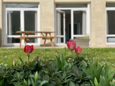 Jardin de l'établissement Le Cloître by Melrose