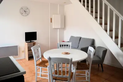 Télévision ou salle de divertissement dans l'établissement Chez Fabienne, maison avec petite terrasse privée