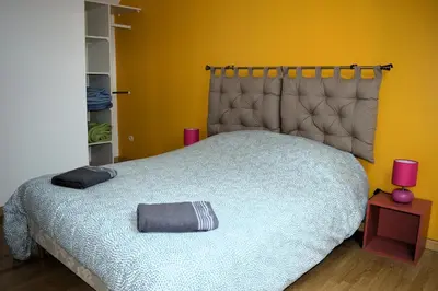Un ou plusieurs lits dans un hébergement de l'établissement Chez Fabienne, maison avec petite terrasse privée