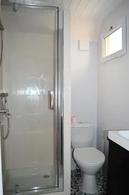 Salle de bains dans l'établissement Chez Fabienne, maison avec petite terrasse privée