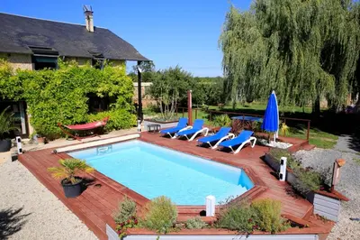 Piscine de l'établissement La Cour Saint Richer ou située à proximité
