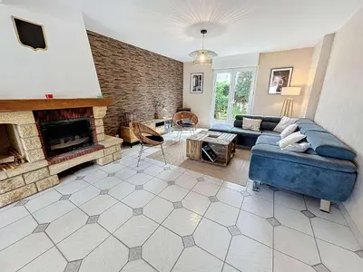 Coin salon dans l'établissement Maison à 500m de la plage avec jardin, 4 chambres, Wi-Fi et parking - 8 couchages - FR-1-361-539