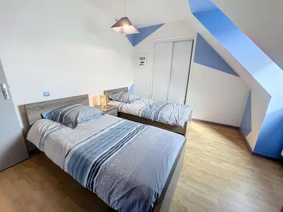 Un ou plusieurs lits dans un hébergement de l'établissement Maison à 500m de la plage avec jardin, 4 chambres, Wi-Fi et parking - 8 couchages - FR-1-361-539
