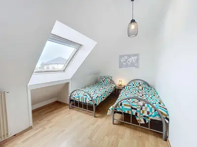Un ou plusieurs lits dans un hébergement de l'établissement Maison à 500m de la plage avec jardin, 4 chambres, Wi-Fi et parking - 8 couchages - FR-1-361-539