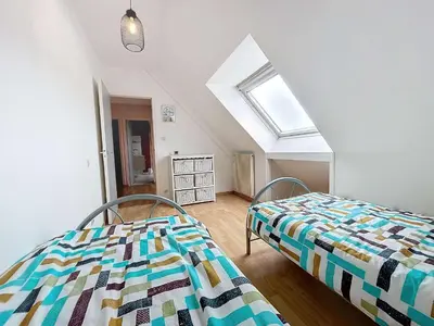 Un ou plusieurs lits dans un hébergement de l'établissement Maison à 500m de la plage avec jardin, 4 chambres, Wi-Fi et parking - 8 couchages - FR-1-361-539