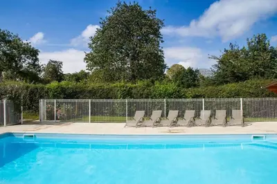 Piscine de l'établissement Magnificent French Country House with Private Heated Pool & Gardens ou située à proximité