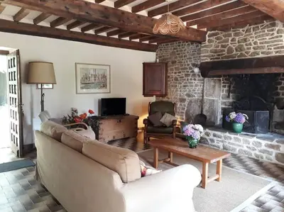 Coin salon dans l'établissement Magnificent French Country House with Private Heated Pool & Gardens