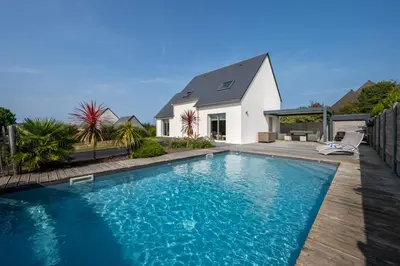 Piscine de l'établissement Villa avec piscine privée, sauna, jardin et parking ou située à proximité