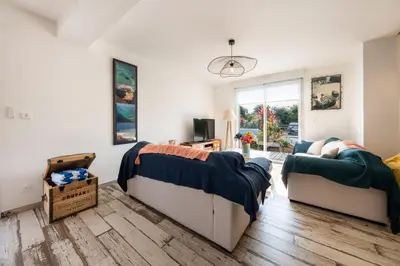 Un ou plusieurs lits dans un hébergement de l'établissement Villa avec piscine privée, sauna, jardin et parking