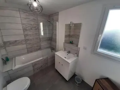 Salle de bains dans l'établissement Maison neuve tout équipée