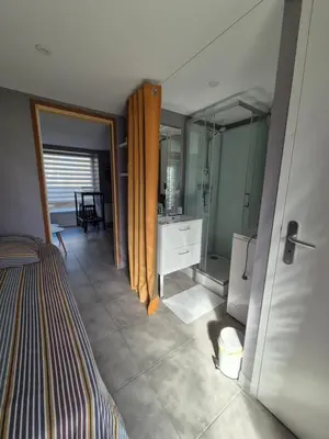 Salle de bains dans l'établissement Les Gîtes d'Herquetot -