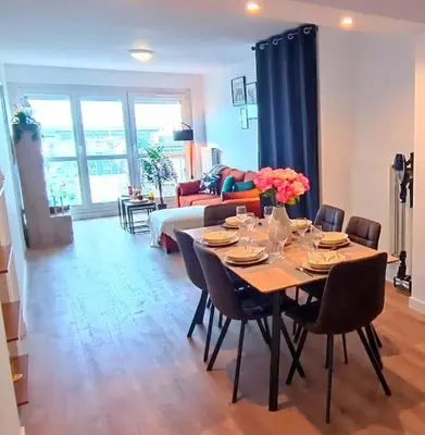 Coin salon dans l'établissement Appartement neuf - 3 chambres - 6 personnes - 73m² vue sur la ville