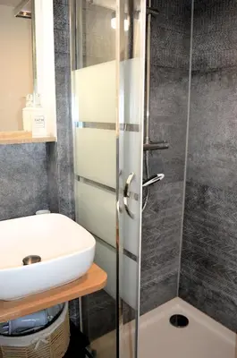 Salle de bains dans l'établissement Petite vague - maison atypique avec terrasse