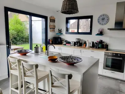 Cuisine ou kitchenette dans l'établissement RARE à Cabourg - Maison neuve avec piscine et jardin