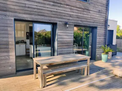 Balcon ou terrasse dans l'établissement RARE à Cabourg - Maison neuve avec piscine et jardin