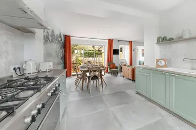 Cuisine ou kitchenette dans l'établissement La Baie - Belle maison de charme -Jardin et Parking