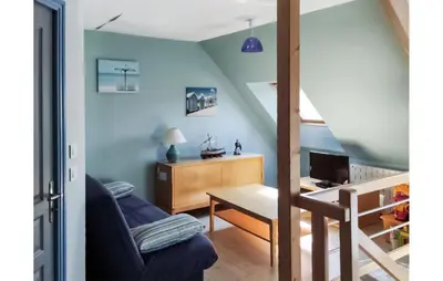 Télévision ou salle de divertissement dans l'établissement 4 Bedroom Gorgeous Home In Cancale