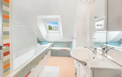 Salle de bains dans l'établissement 4 Bedroom Gorgeous Home In Cancale