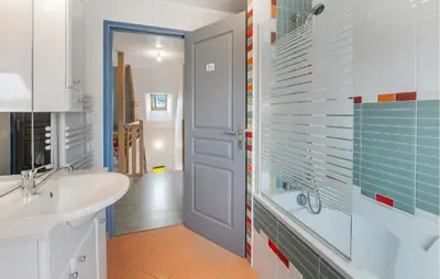 Salle de bains dans l'établissement 4 Bedroom Gorgeous Home In Cancale