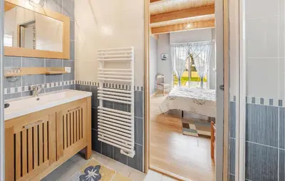 Salle de bains dans l'établissement 4 Bedroom Gorgeous Home In Cancale