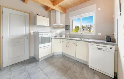Cuisine ou kitchenette dans l'établissement 4 Bedroom Gorgeous Home In Cancale