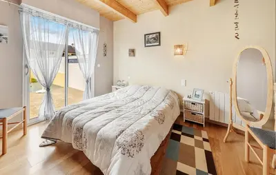 Un ou plusieurs lits dans un hébergement de l'établissement 4 Bedroom Gorgeous Home In Cancale