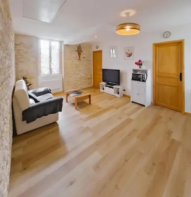 Télévision ou salle de divertissement dans l'établissement Logement cosy parking privé situé au cœur du village
