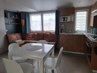 Cuisine ou kitchenette dans l'établissement Mobil-home bord de mer