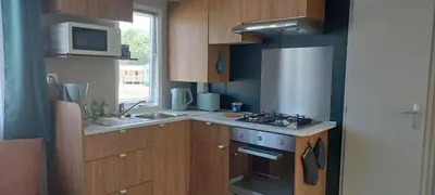 Cuisine ou kitchenette dans l'établissement Mobil-home bord de mer