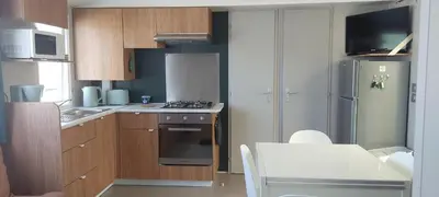 Cuisine ou kitchenette dans l'établissement Mobil-home bord de mer
