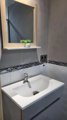 Salle de bains dans l'établissement Ancien moulin près d'un ruisseau