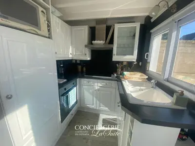 Cuisine ou kitchenette dans l'établissement L'Esprit Marin