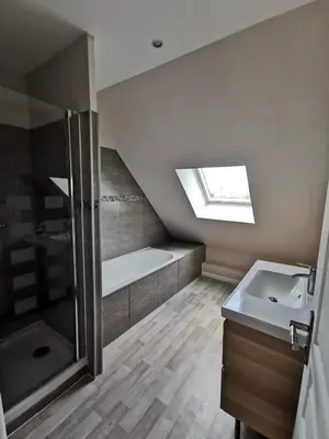Salle de bains dans l'établissement La maison des Alliés Bayeux