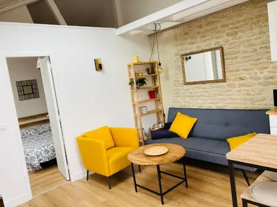 Coin salon dans l'établissement Joli F2 avec terrasse 150m plage