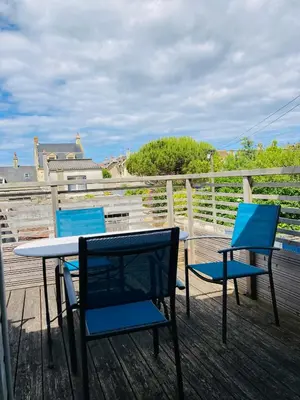 Balcon ou terrasse dans l'établissement Joli F2 avec terrasse 150m plage