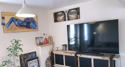 Télévision ou salle de divertissement dans l'établissement LIKE HOME - Comme Chez Soi - Chambre d'hôte